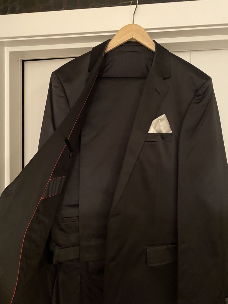 Hugo Boss garnitur 42