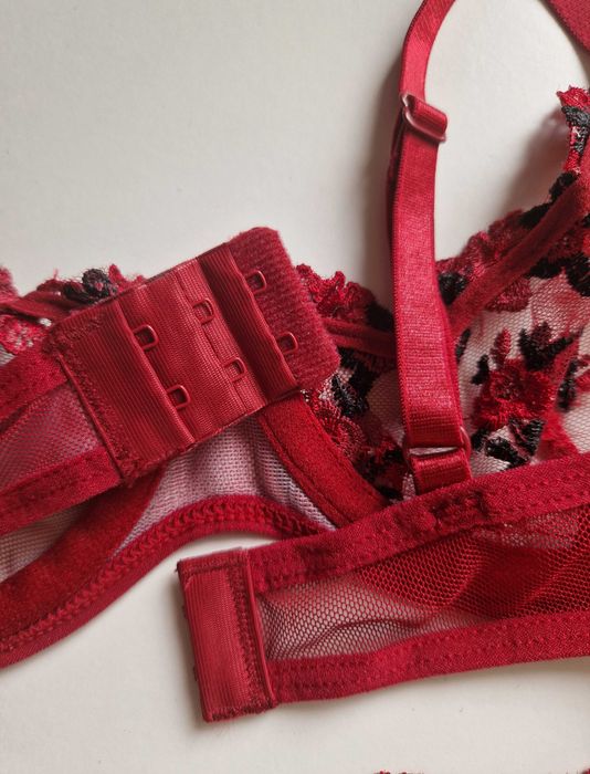 Zmysłowy czerwony komplet bielizny z haftem kwiatowym, S walentynki