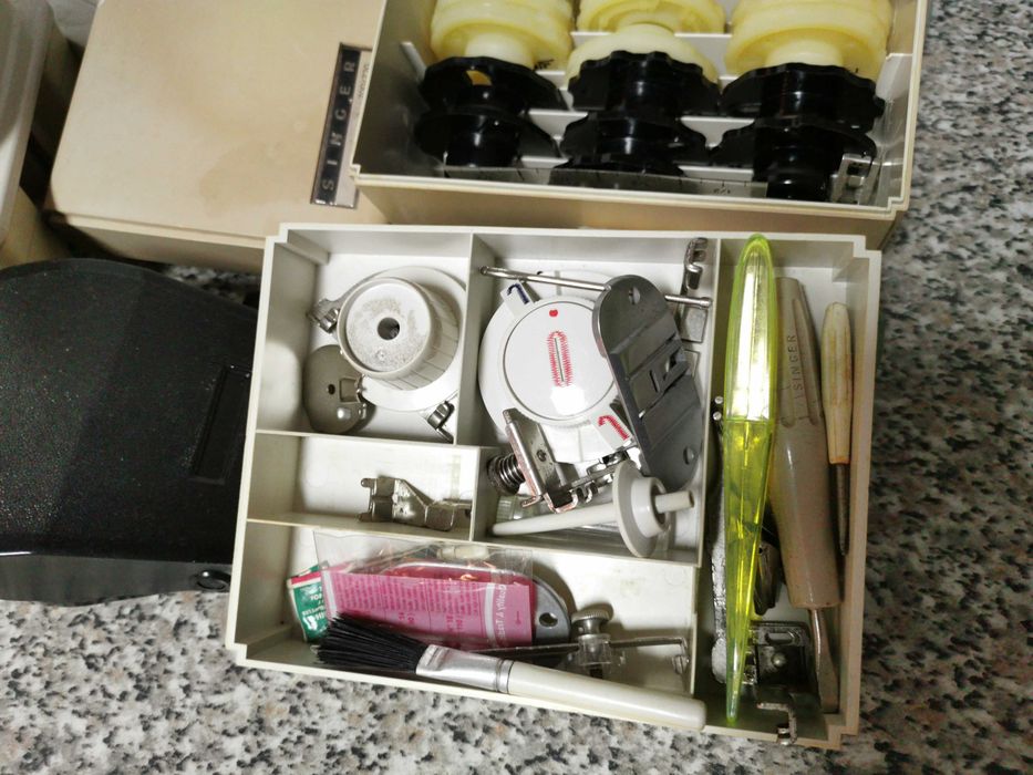 Máquina de Costura - Singer - Mod. 700G - Bom Estado
