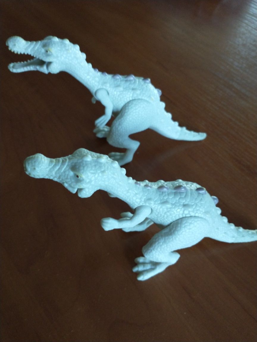 Dwa ruchome dinozaury