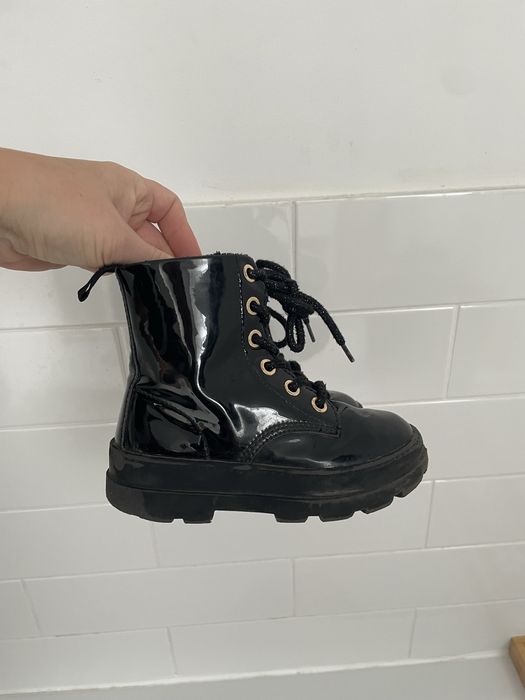 Trapery H&M lakierowane.