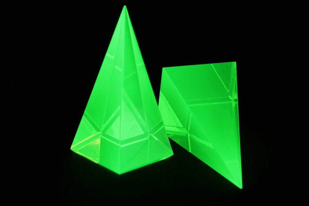 Призма пирамидальная из уранового стекла 35x35x70 мм