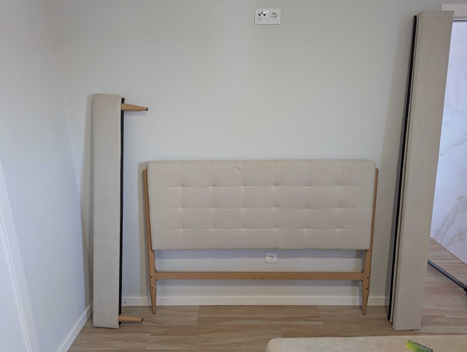 Cama estofada Sklum 150X200 + Colchão em perfeito estado