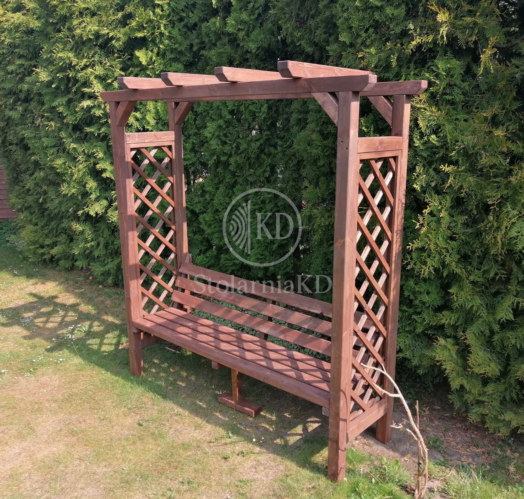Pergola przejście z ławka kratka ogrodowa róże rośliny
