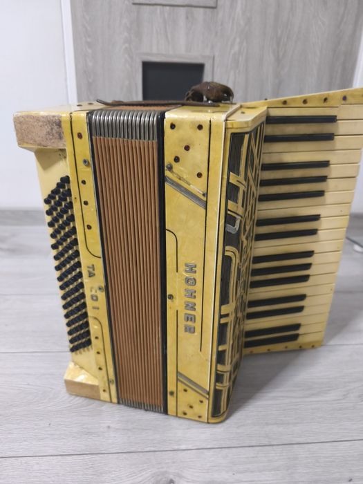 Stary akordeon hohner