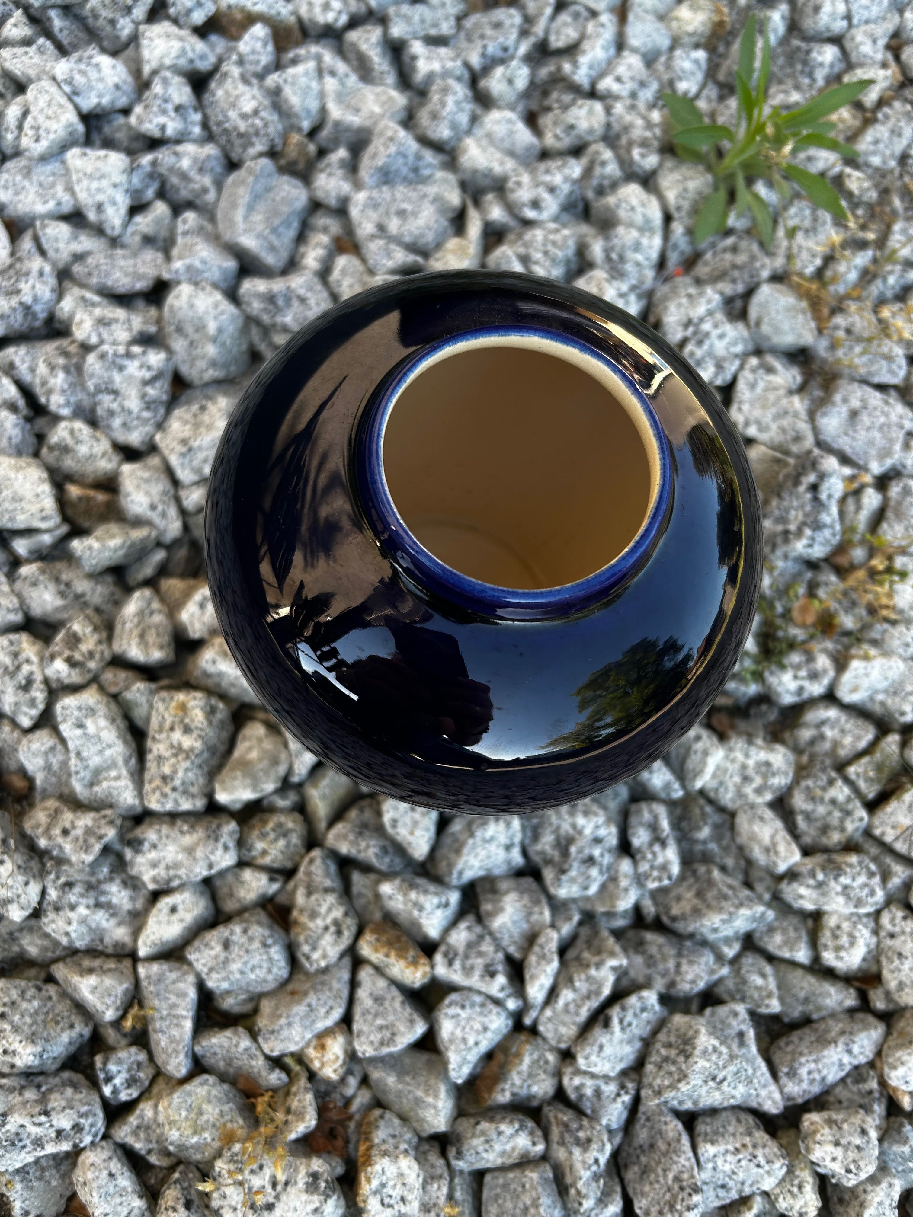 Kobaltowy ceramiczny wazon