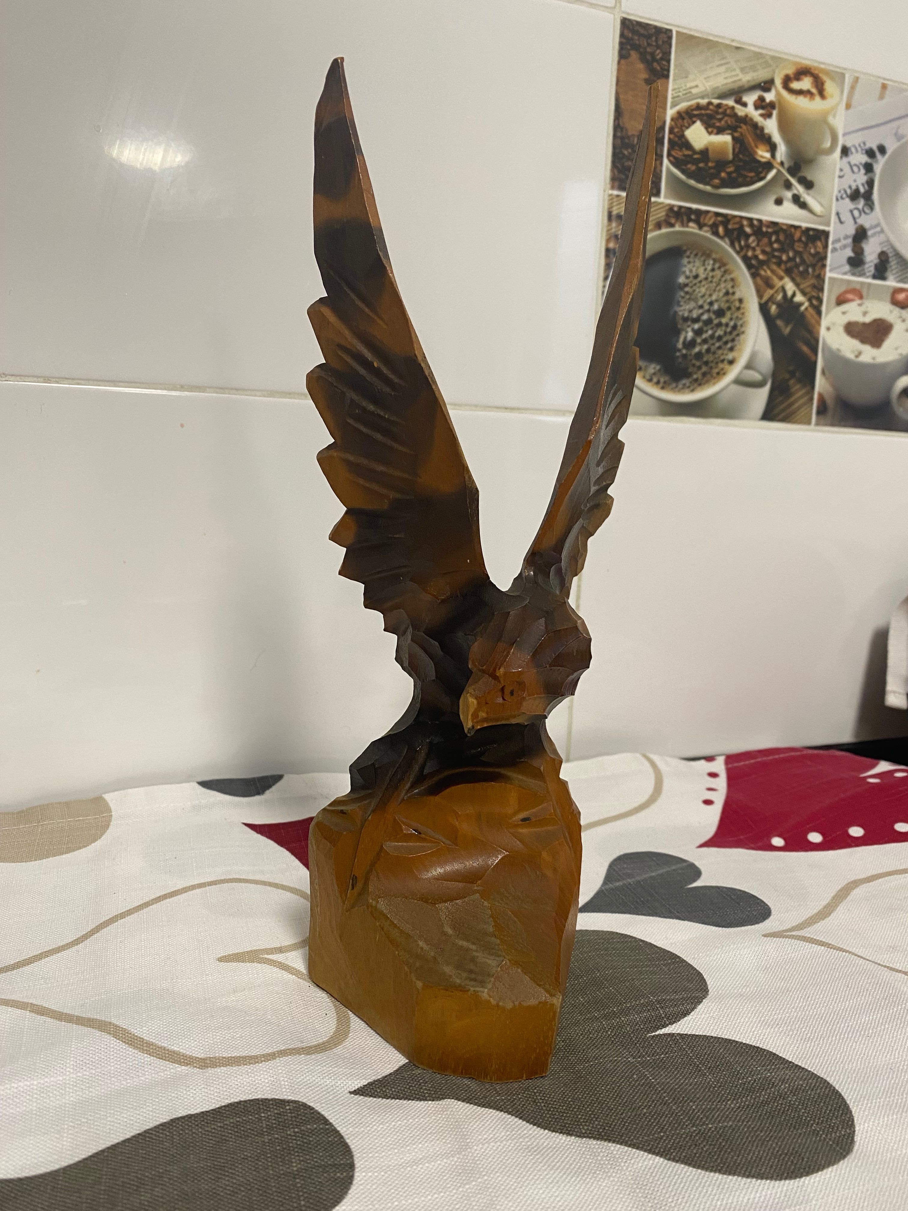 Деревʼяна статуетка орел