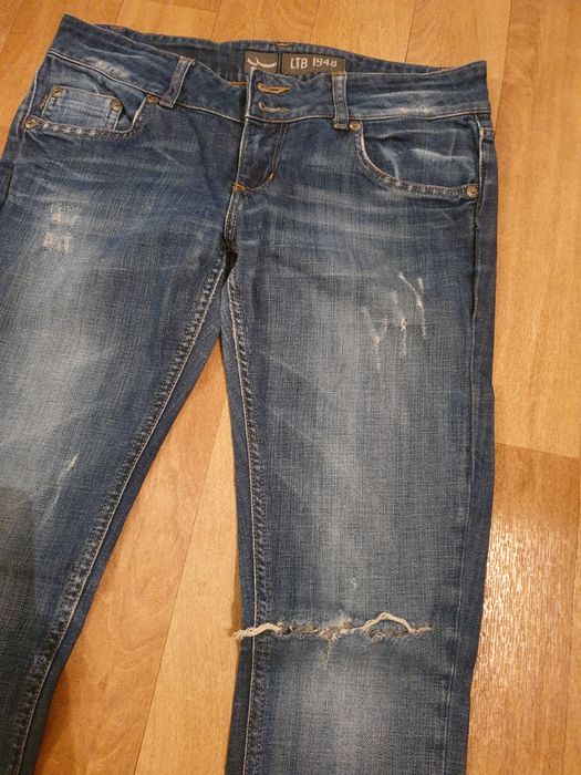 Spodnie jeansowe , z dziurą na kolanie , roz 40