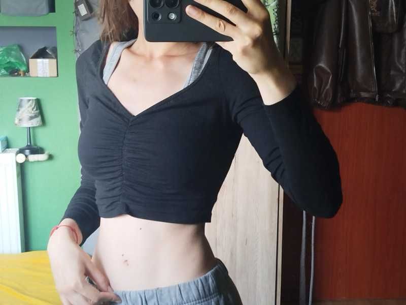 Czarny marszczony crop top tshirt z długim rękawem dekolt v petite