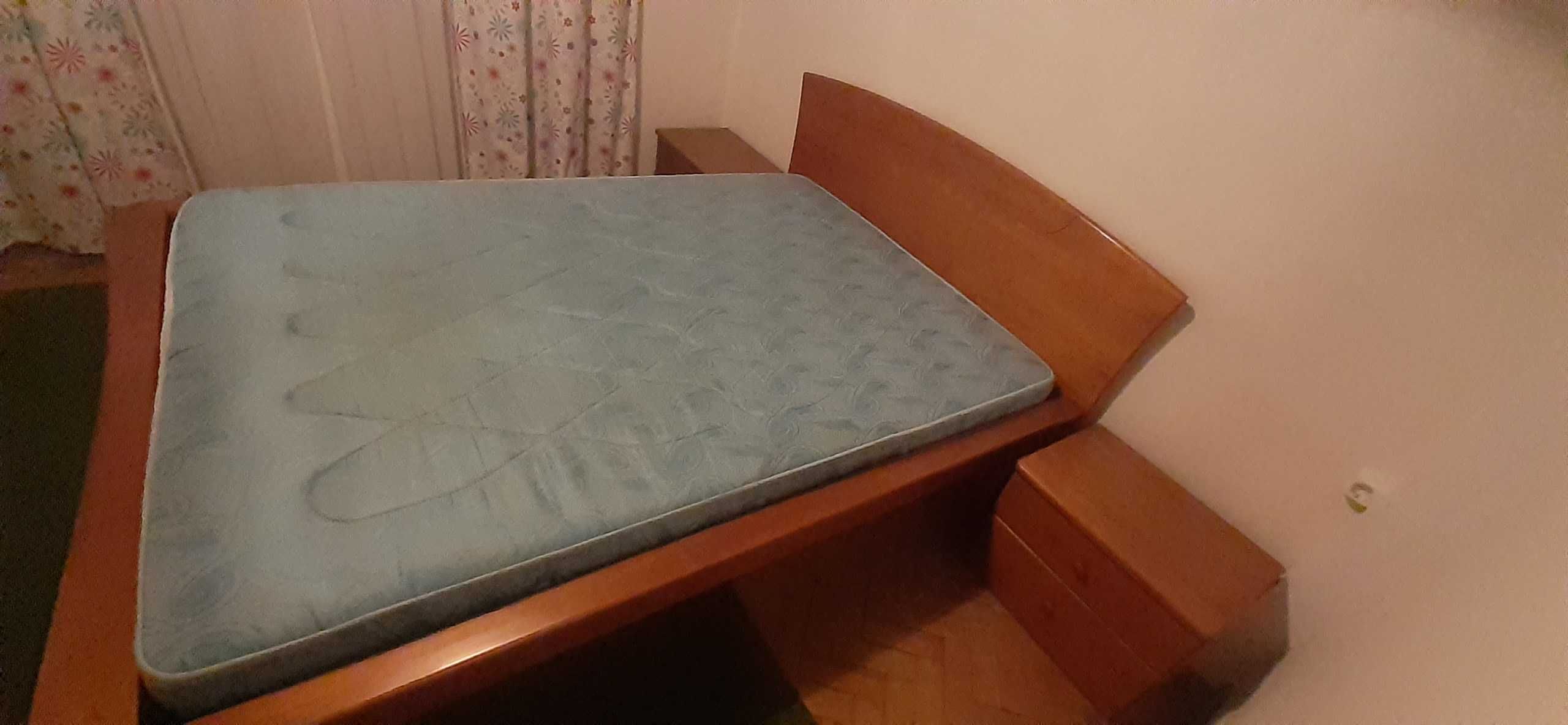 Cama de casal + 2 mesinhas de cabeceira, madeira de cerejeira maciça
