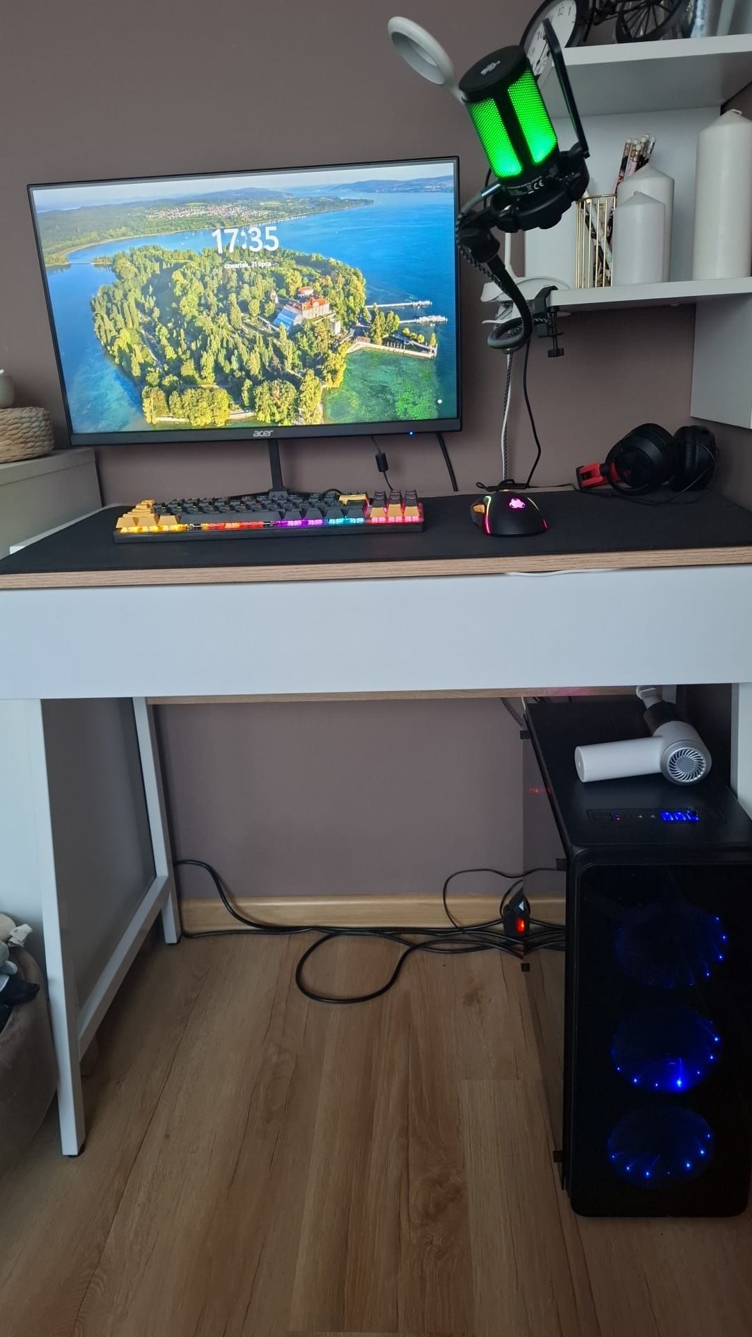 Komputer z monitorem