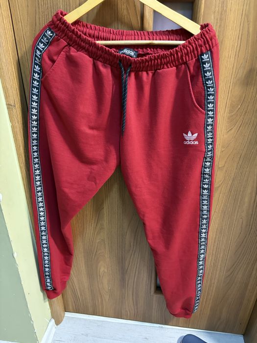 Spodnie Adidas Celebrate the 90s Joggers kolor czerwony