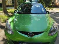 Samochód osobowy marki Mazda 2 sportowa wersja z klimatyzacją