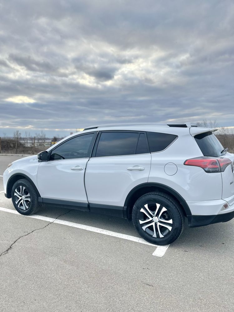 Toyota Rav 4 2016 год