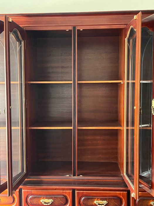 Móvel aparador de sala, em madeira de carvalho em ótimo estado