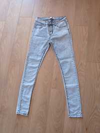 Jasnoniebieskie jeansy cieniowane S 36 Boohoo