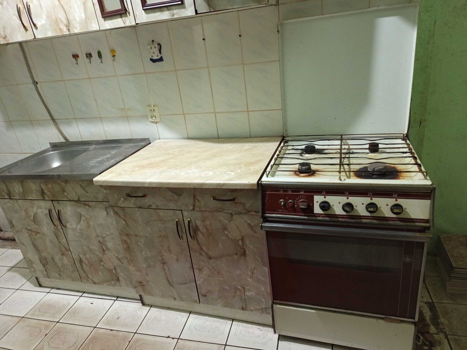 Кухня комплект (тумбочки, газова плита, витяжка.