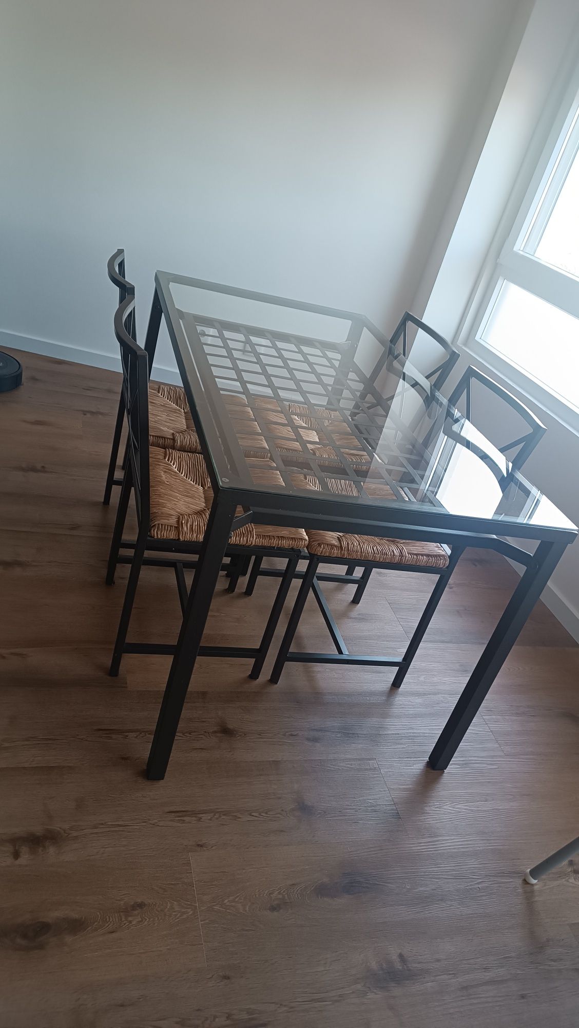 Mesa de vidro IKEA com cadeiras