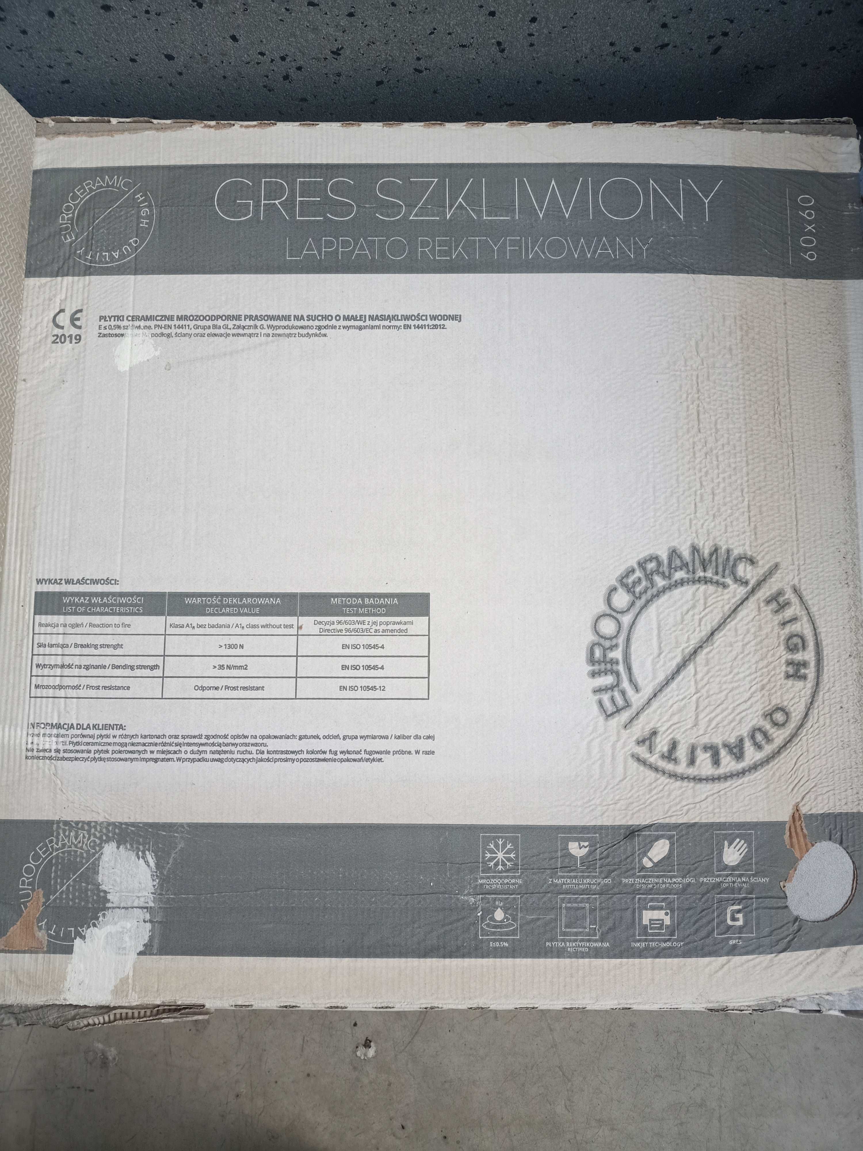 Już: płytki szare na podłogi i ściany