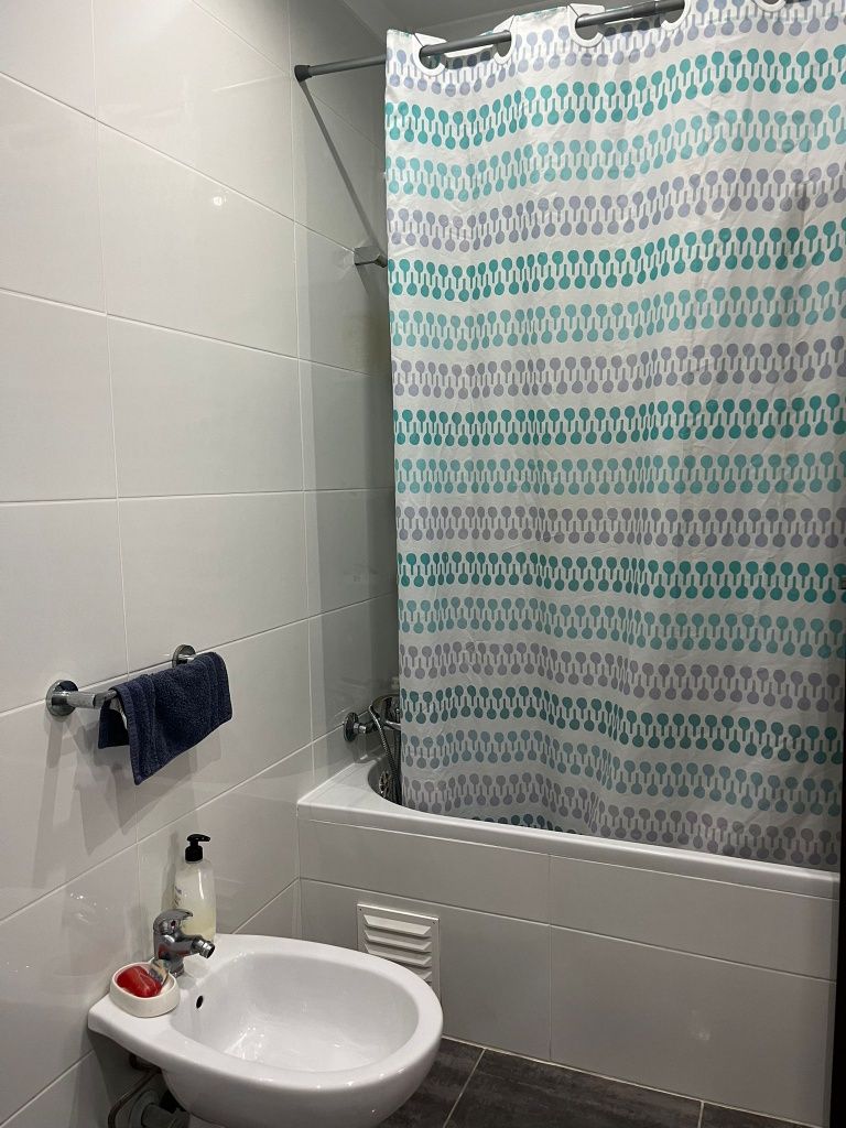 Alugo quarto a menina estudante
