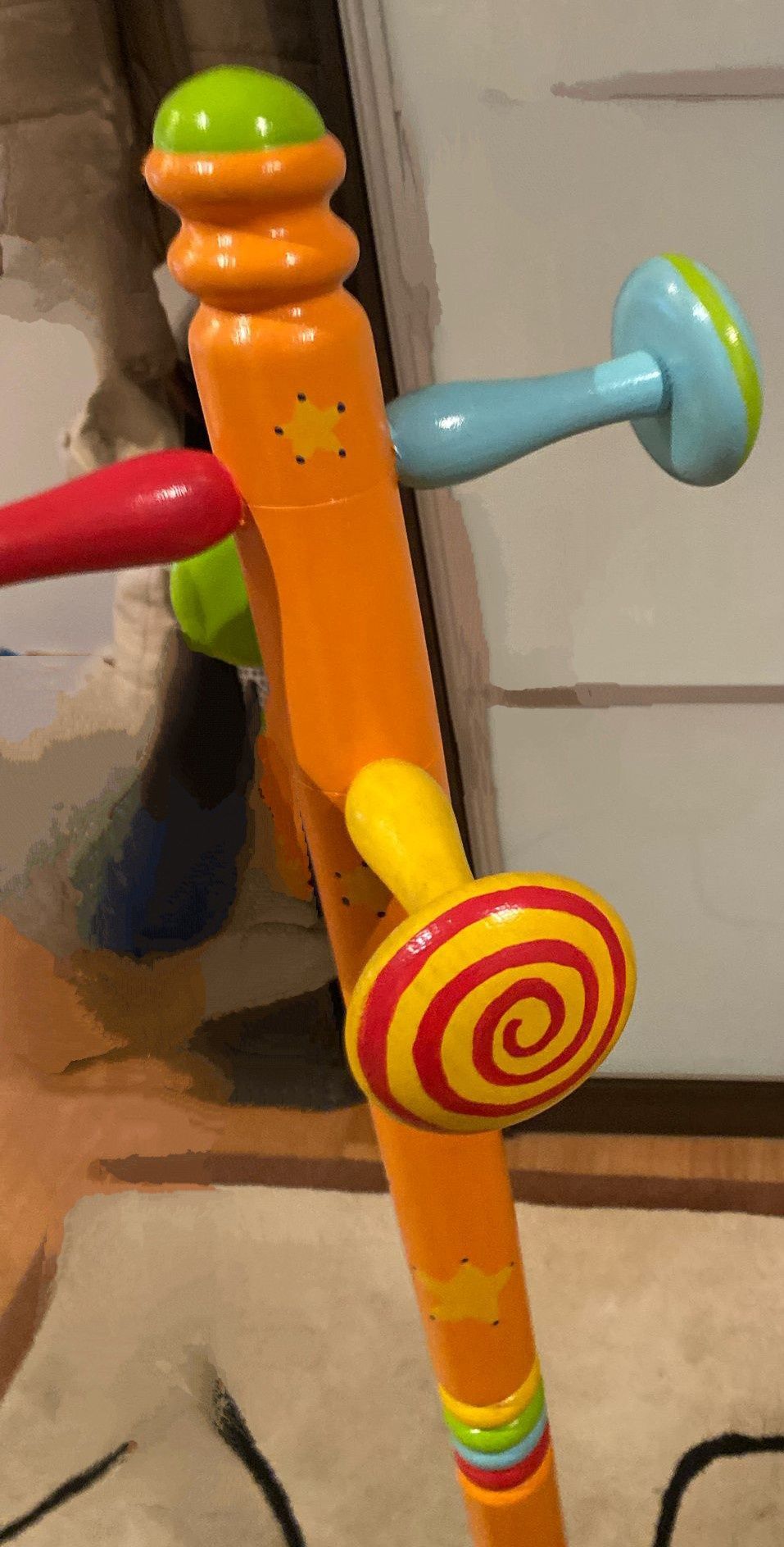 Cabide de pé em madeira pintada para quarto de criança