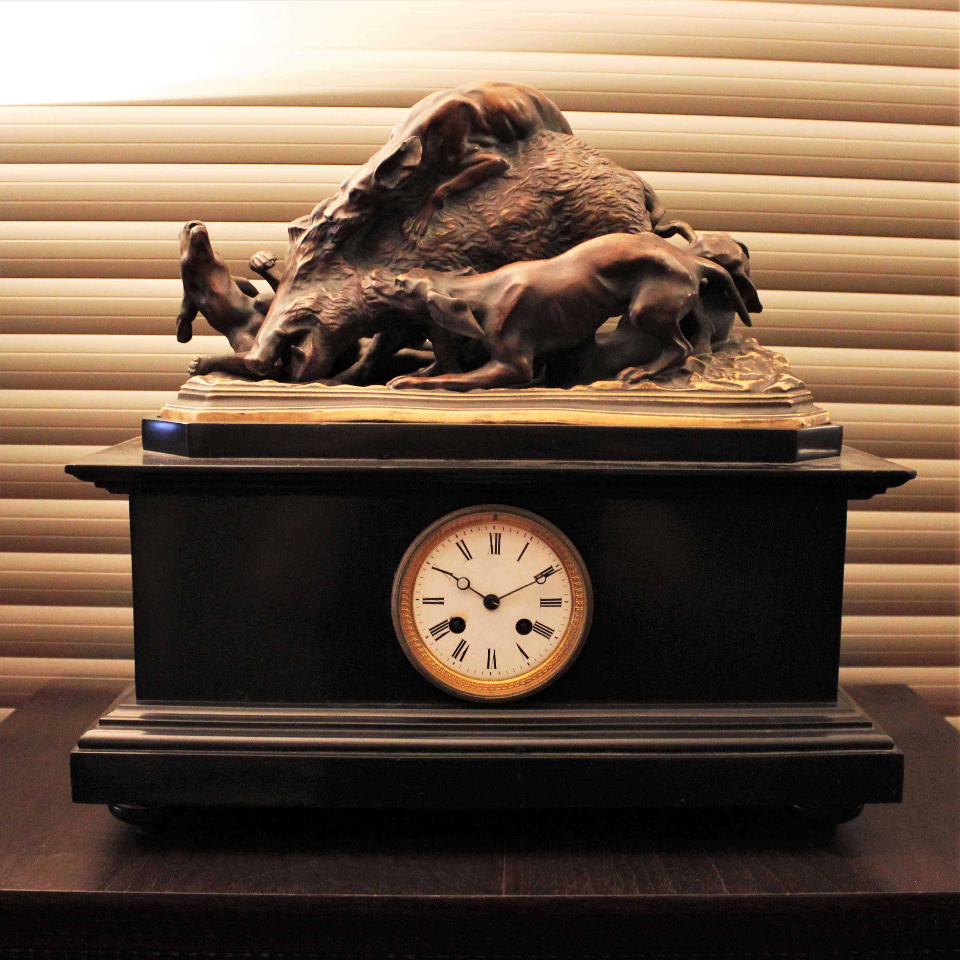 Relógio em Mármore Negro com Escultura em Terracota