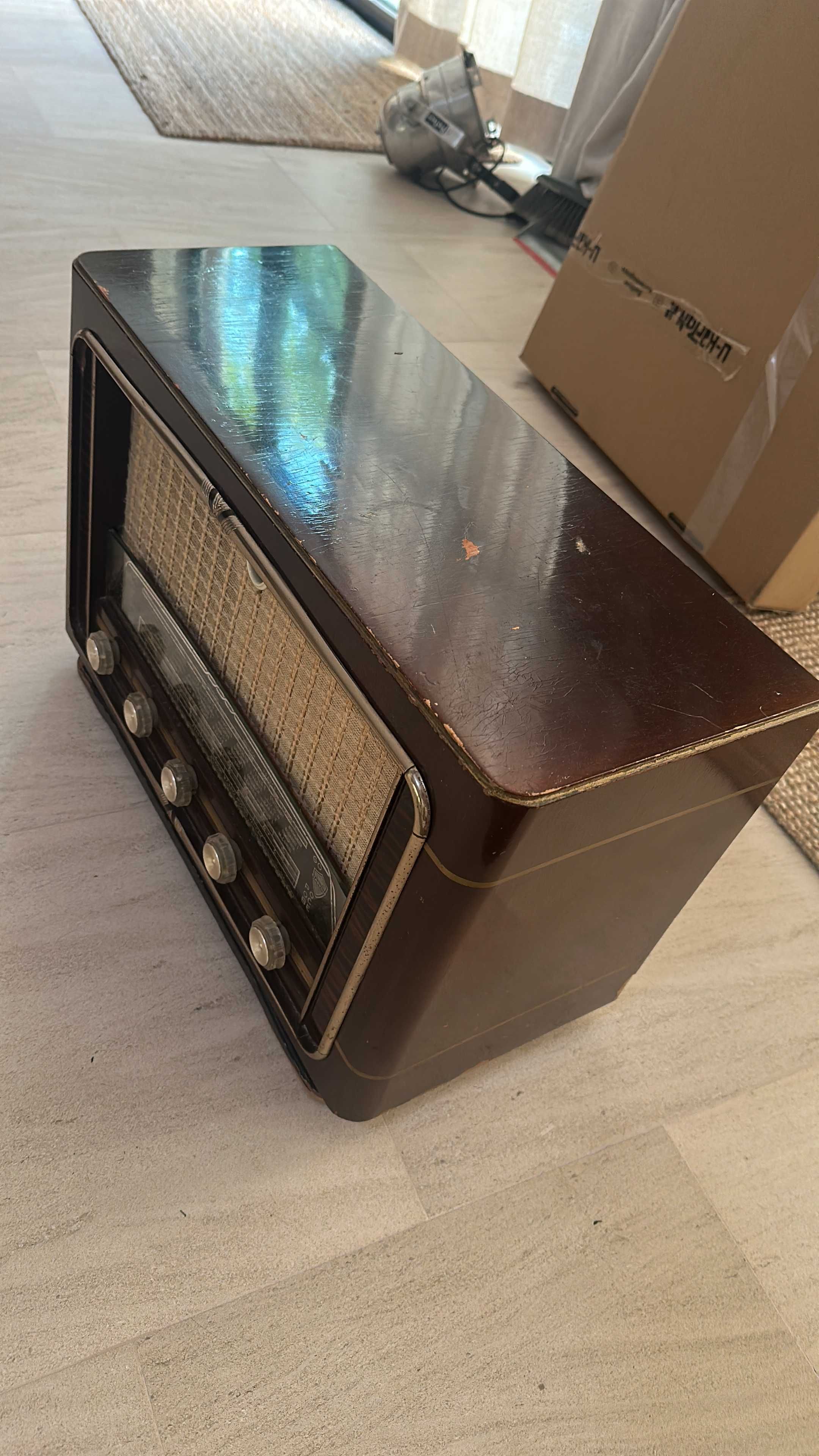 Rádio vintage à venda – peça antiga em madeira