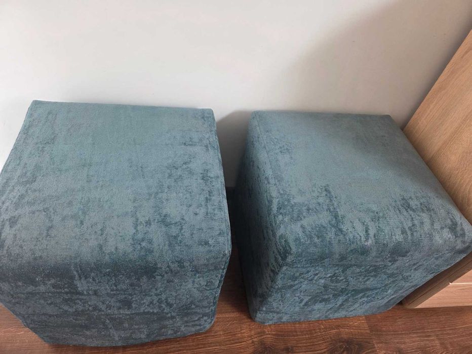 Dwie czerwone, używane z ekoskóry PUFY 40x40 cm + zielone pokrowce