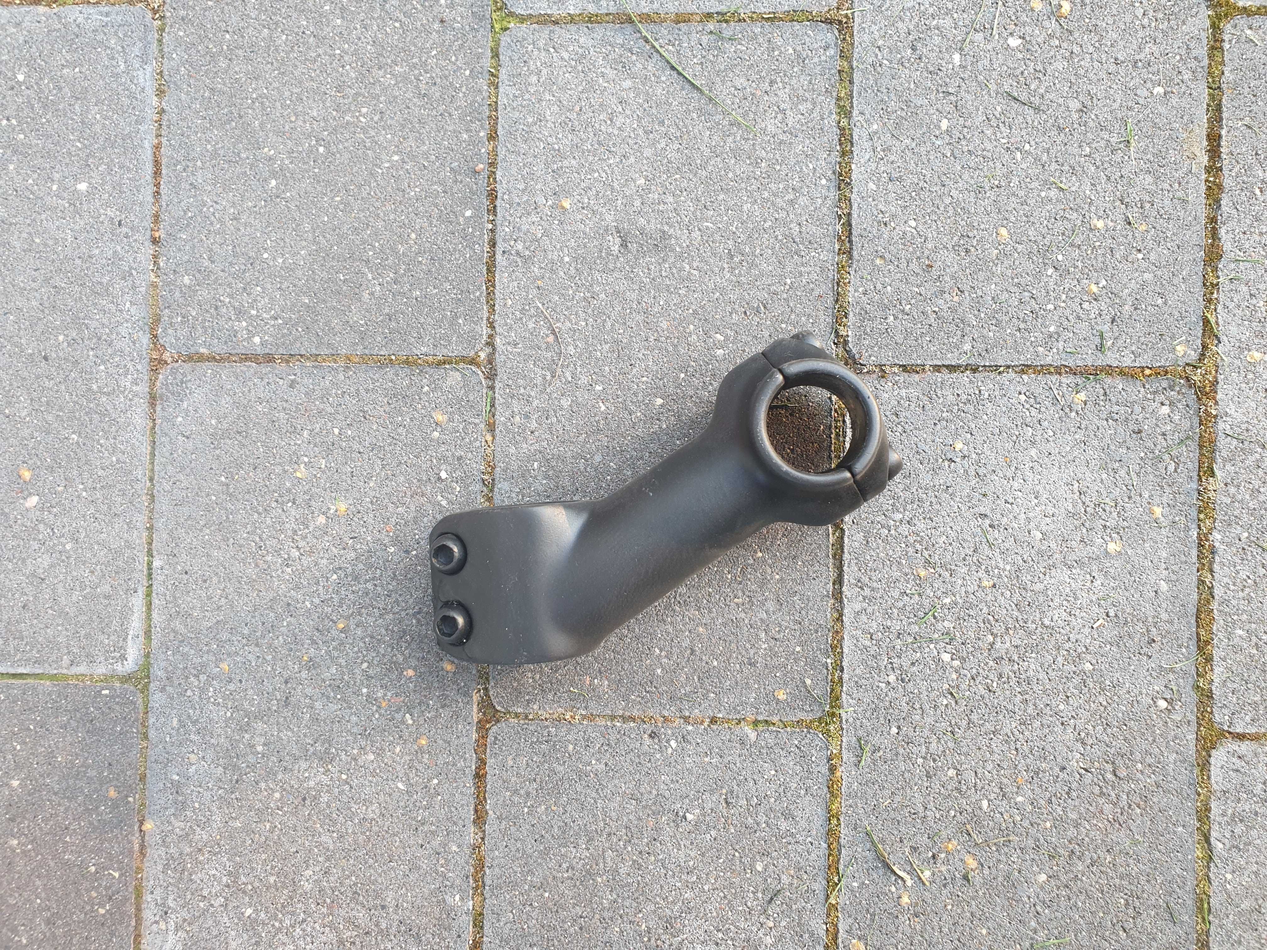 Mostek rowerowy Srebrny pokryty czarną gumą w sprayu