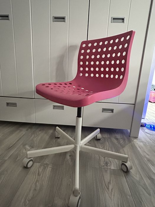 Różowe krzesło obrotowe z IKEA