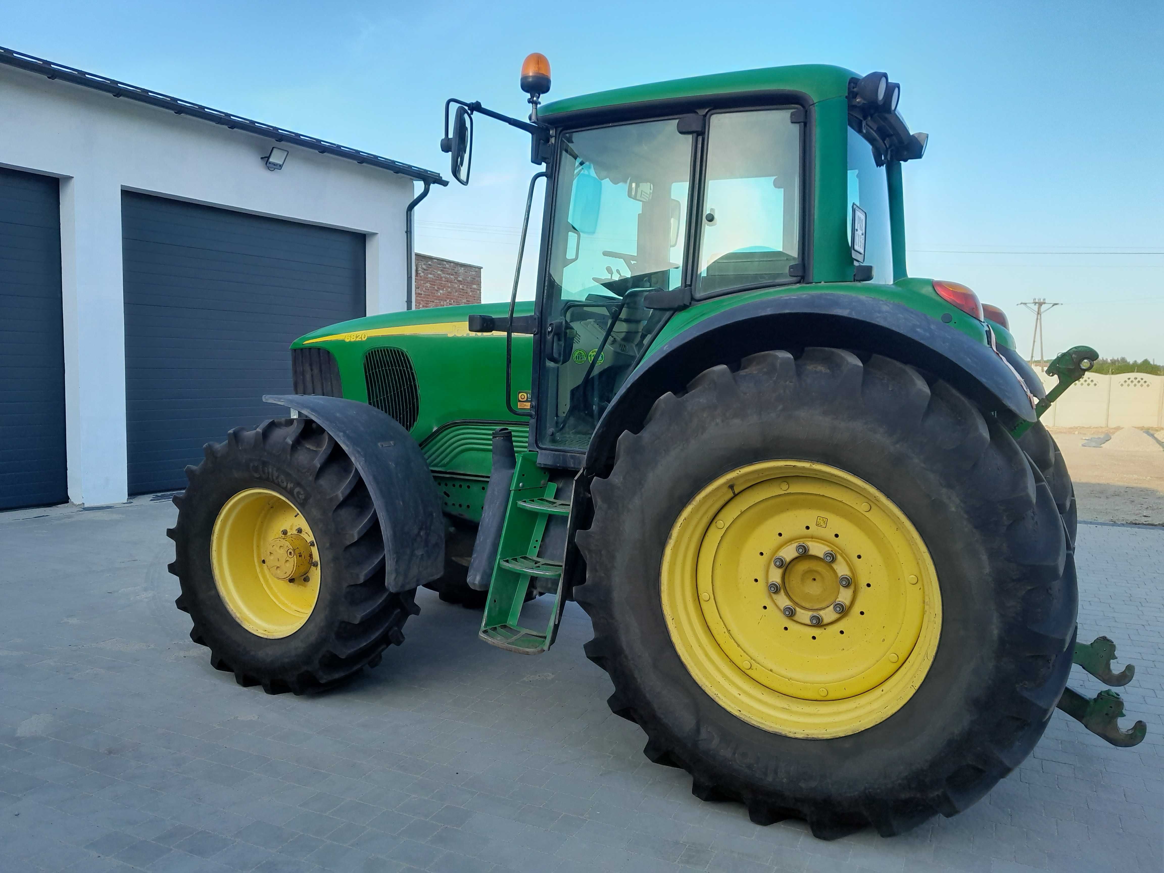 Ciągnik John Deere 6820