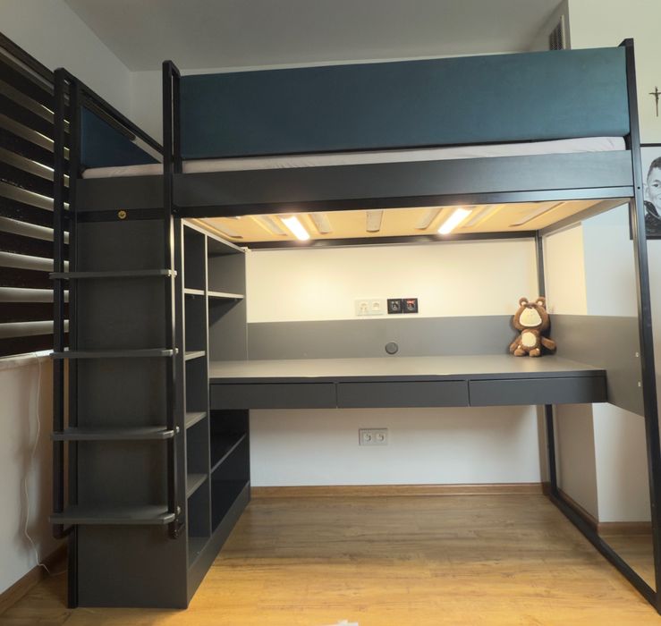 Łóżko pietrowe z duzym biurkiem wraz z półkami i szufladami