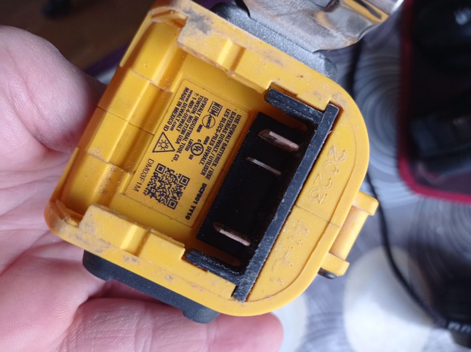 Шурупокрут Dewalt DCF801