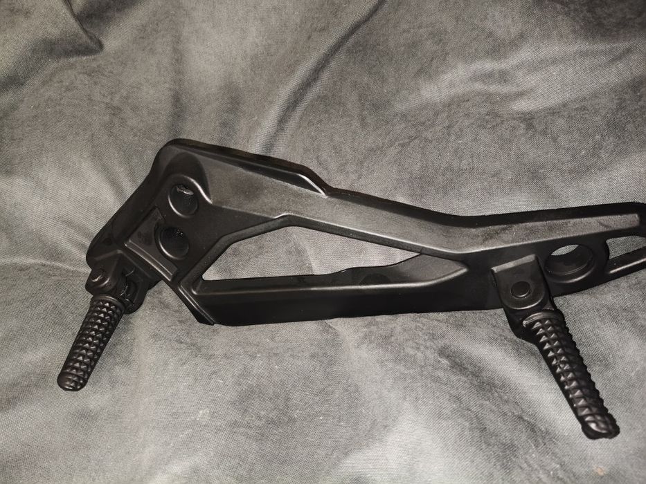 Кронштейн лапок пасажира mustang st200 (лівий), Б/У