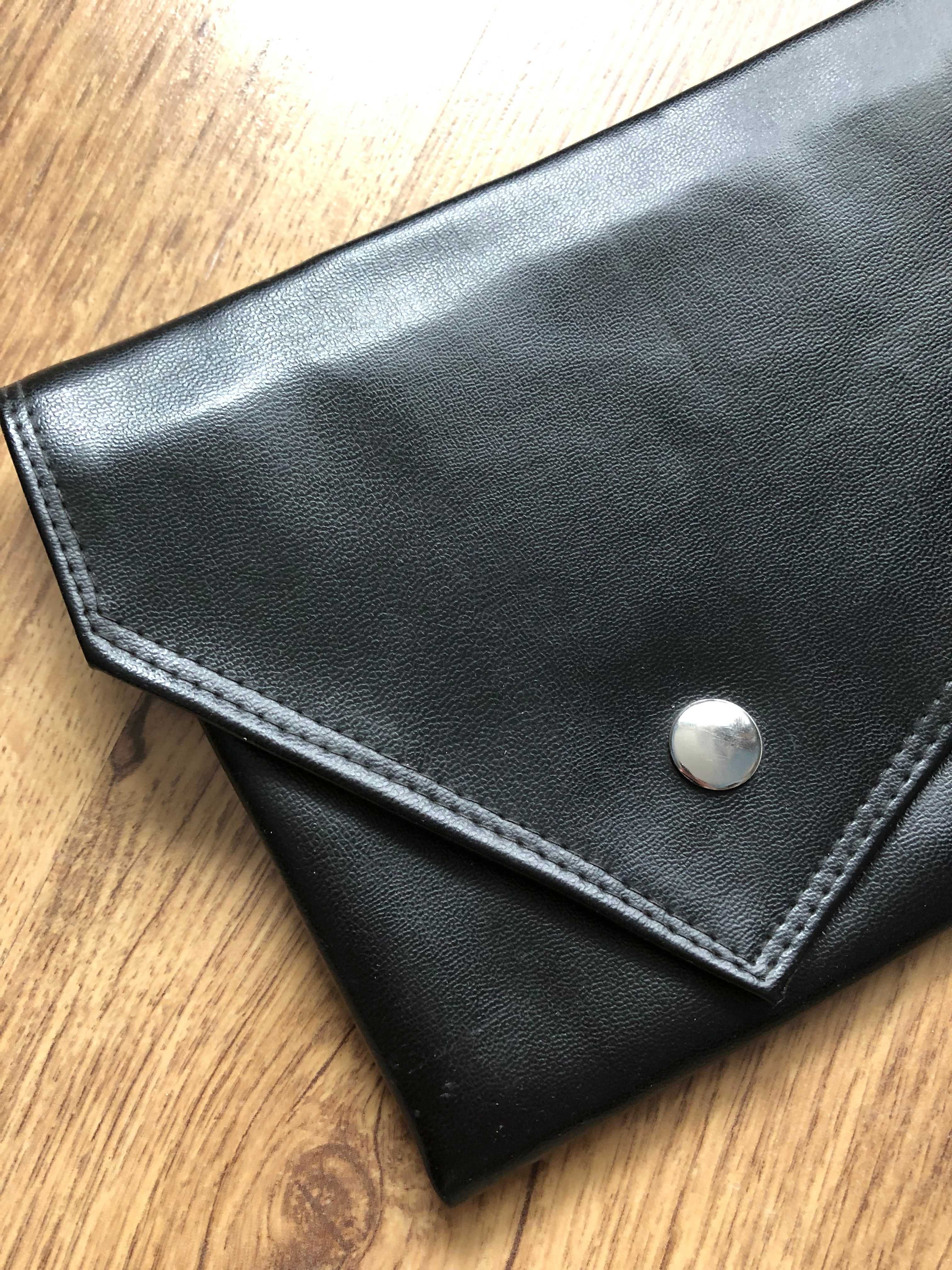 Elegancka czarna kopertówka ze skóry do ręki mała