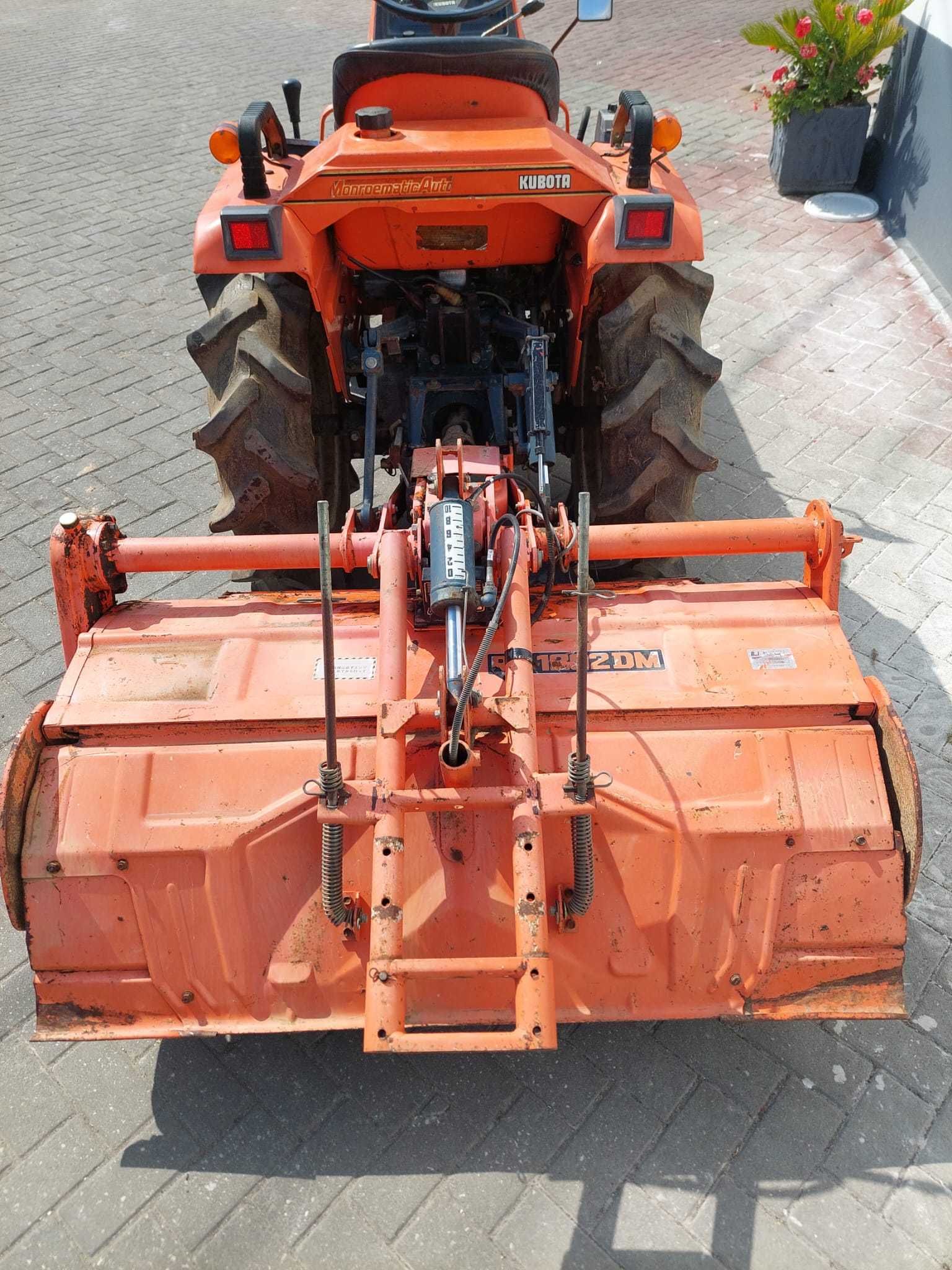 Trator 16CV 4x4 Kubota Bulltra B1-15 c/ charrua e freze