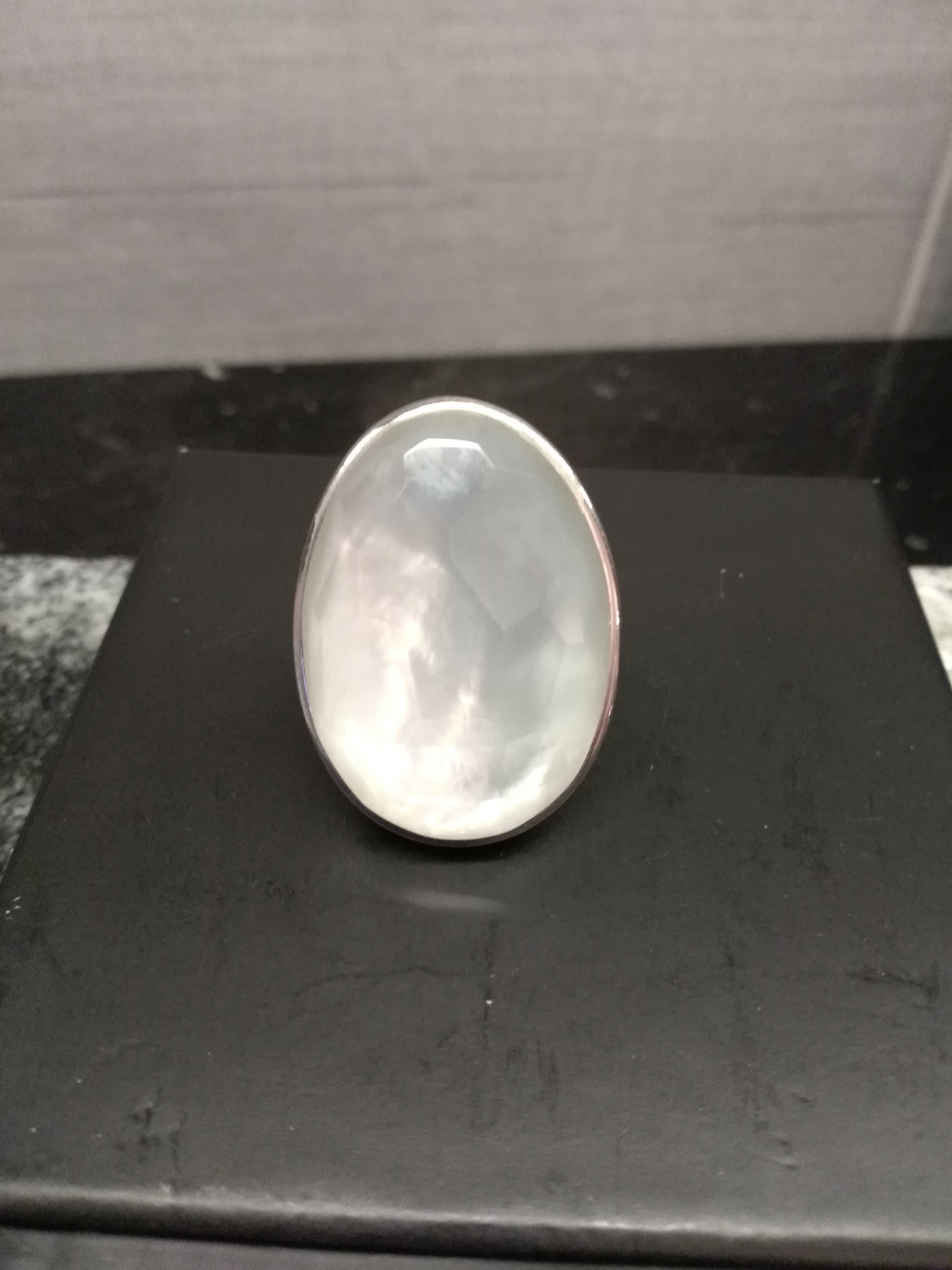 Pierścionek, pierścień z dużym oczkiem w kolorze perłowym
