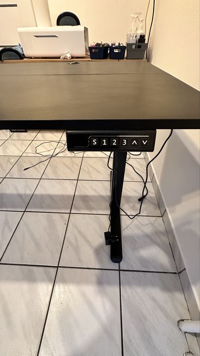 Biurko z regulowaną wysokością