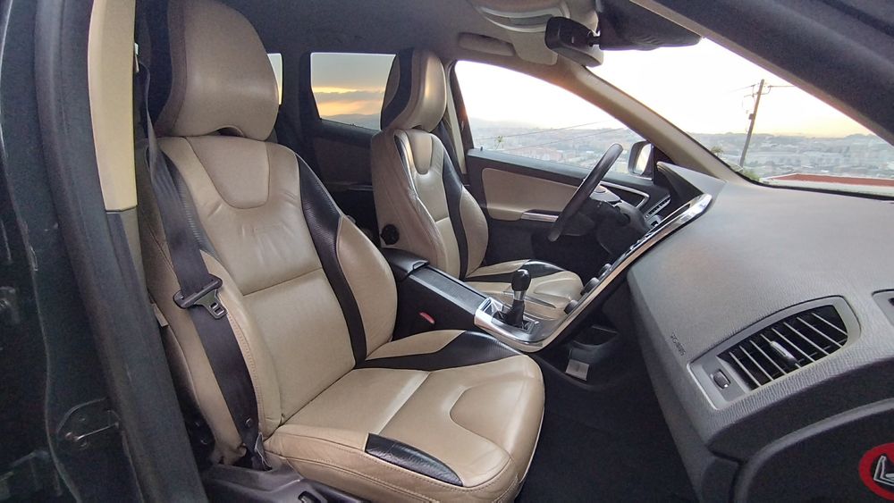 Volvo XC 60 R-DESIGN versão 85 anos