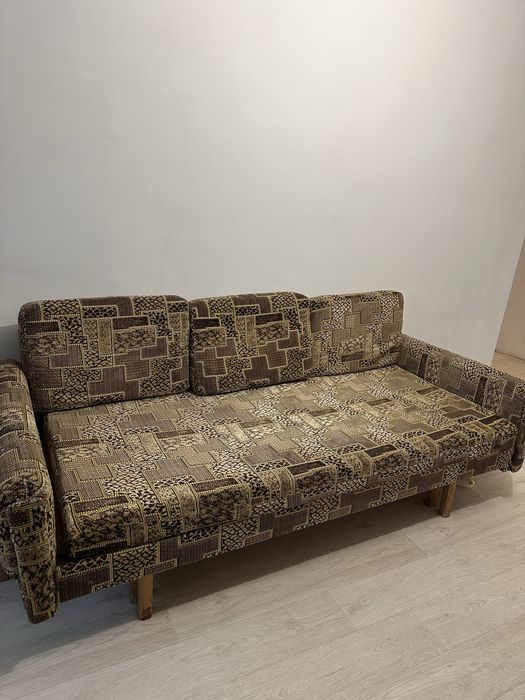 Диван зелений на ніжках