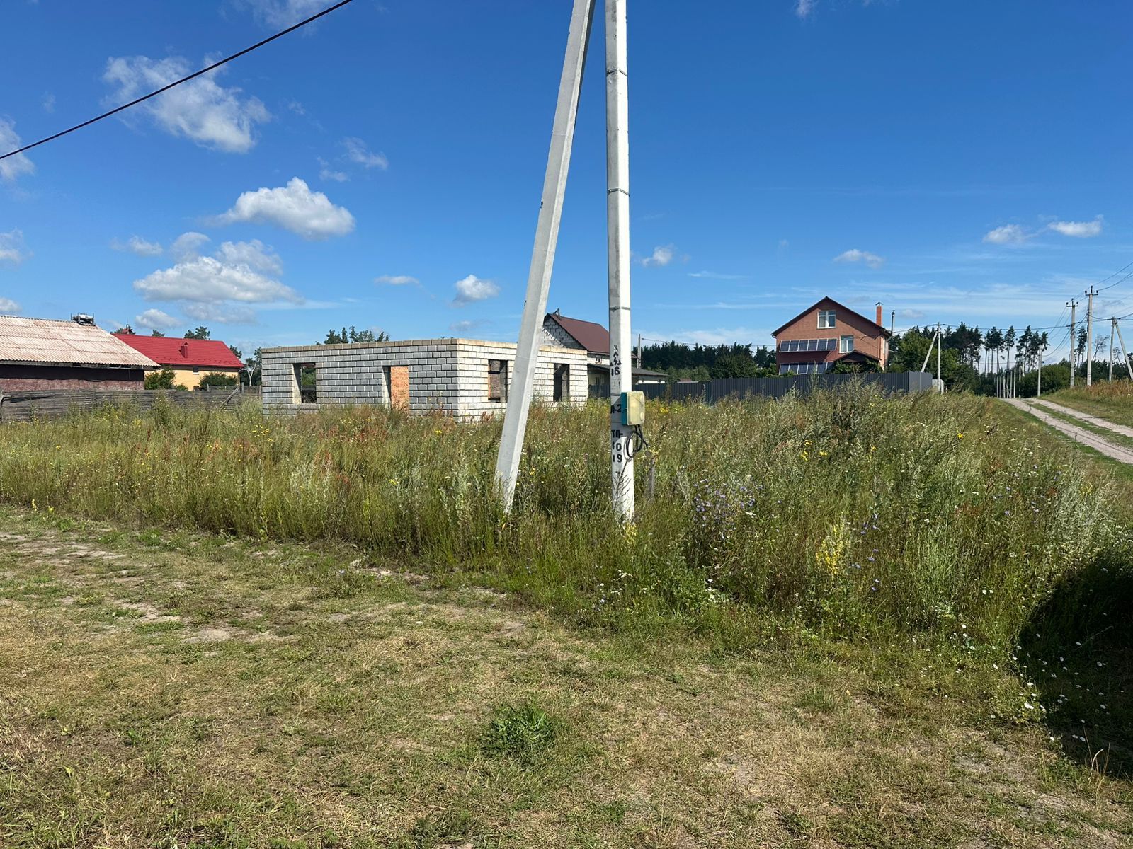 Земельна ділянка з будинком під реконструкцію