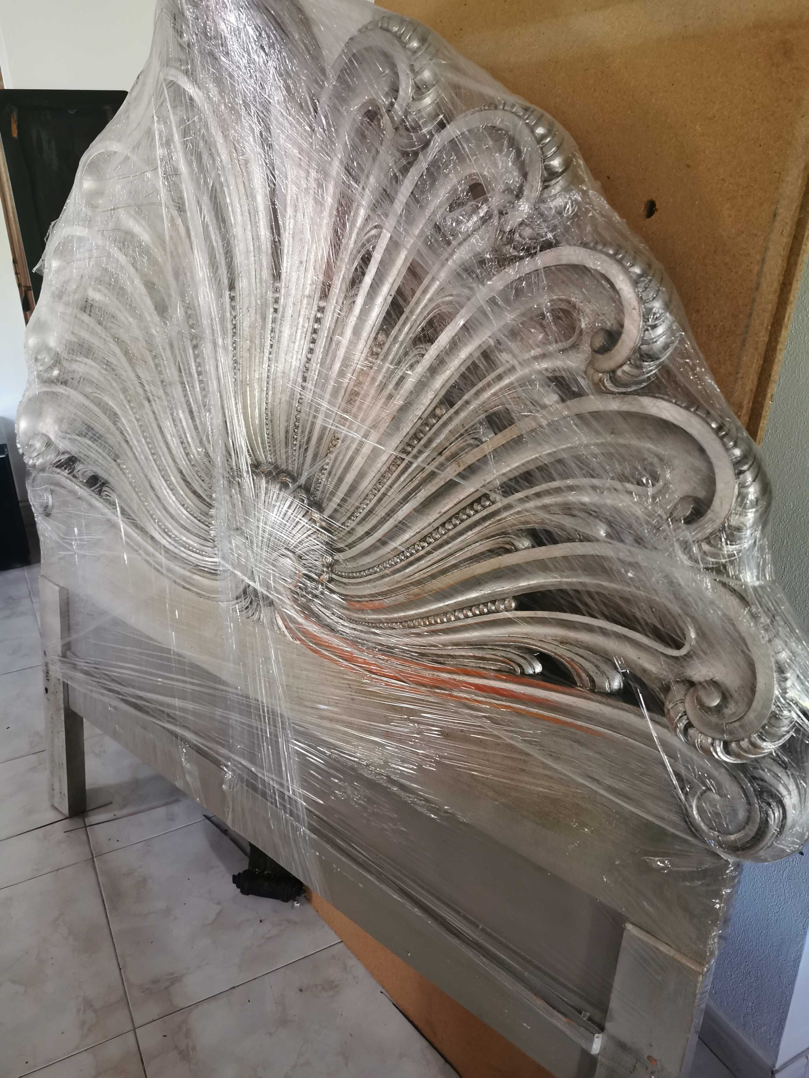 Cama restaurada com folha de prata