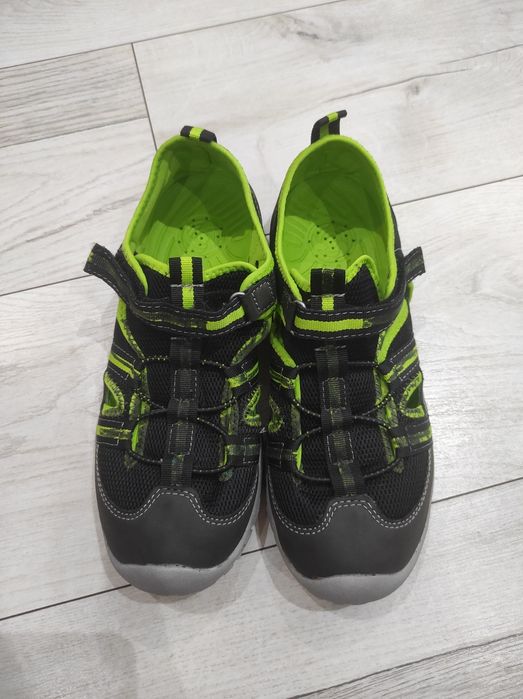 Zabudowane sandały uniwersalne Pepperts