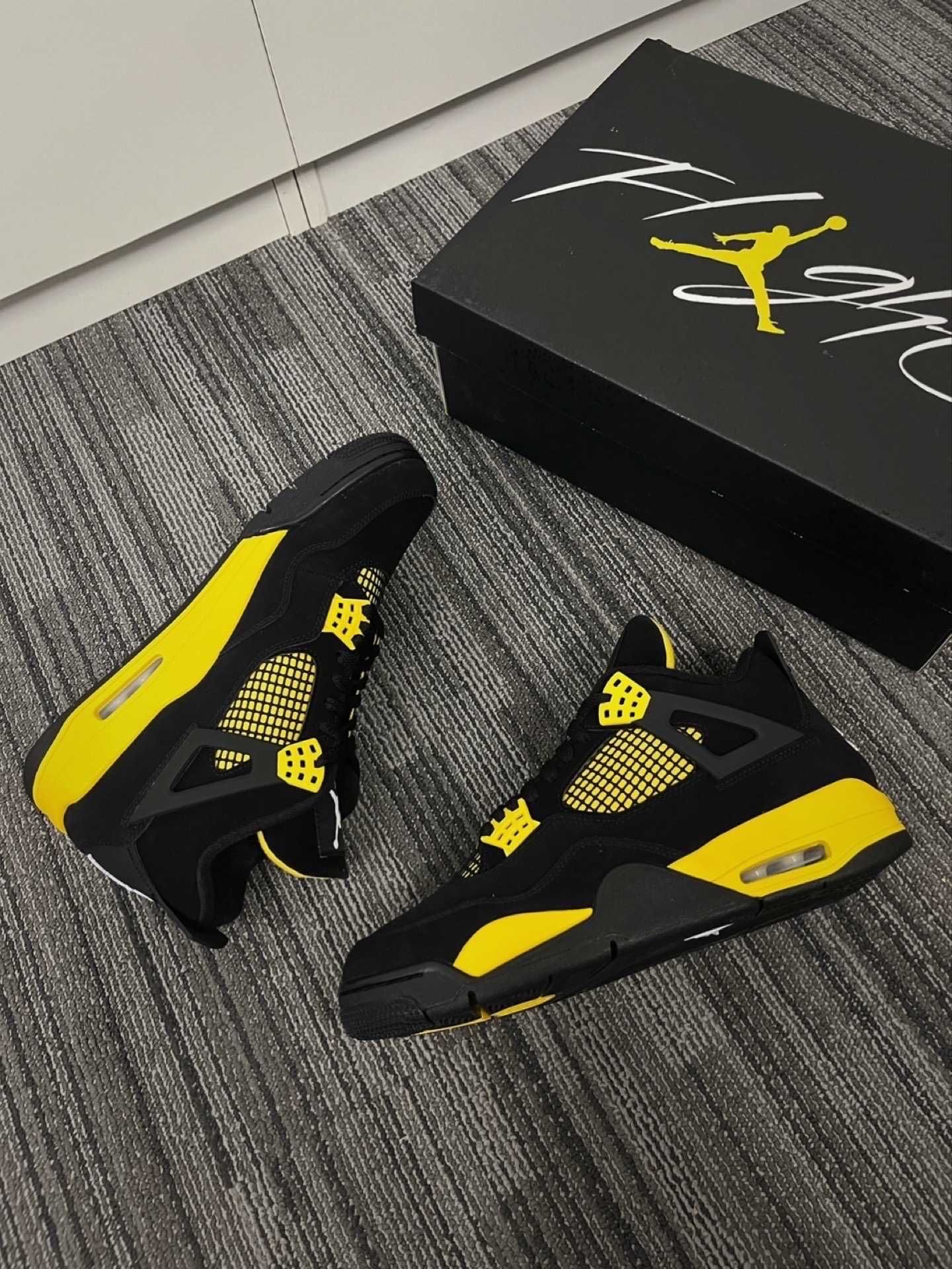 Buty  Jordan4 Air Retro Thunder nowy z metką EU.44