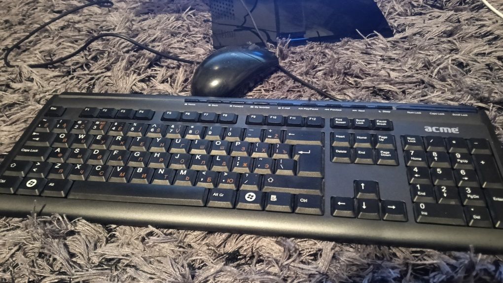 Komputer z monitorem