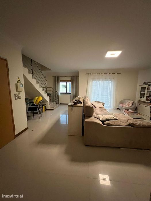 T4 duplex com garagem para 2 carros.