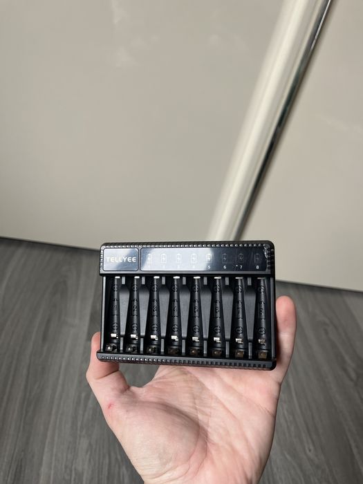 Зарядний пристрій для батарейок типу АА і ААА