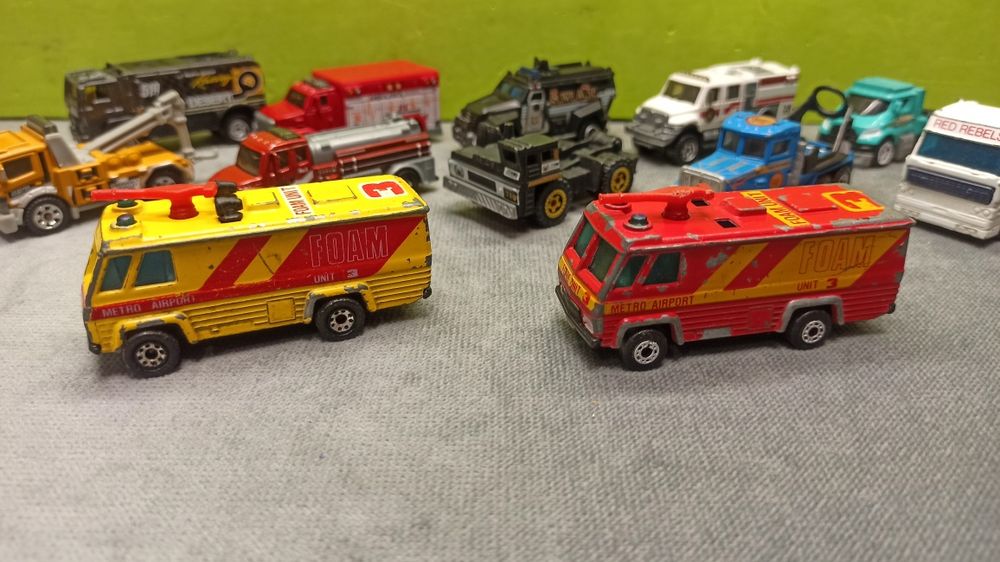 Zestaw 12 pojazdów od Matchbox, samochodziki resoraki ciężarowe itp