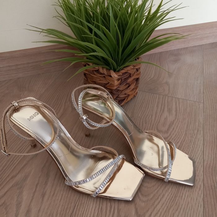 Sandálias salto douradas Mango