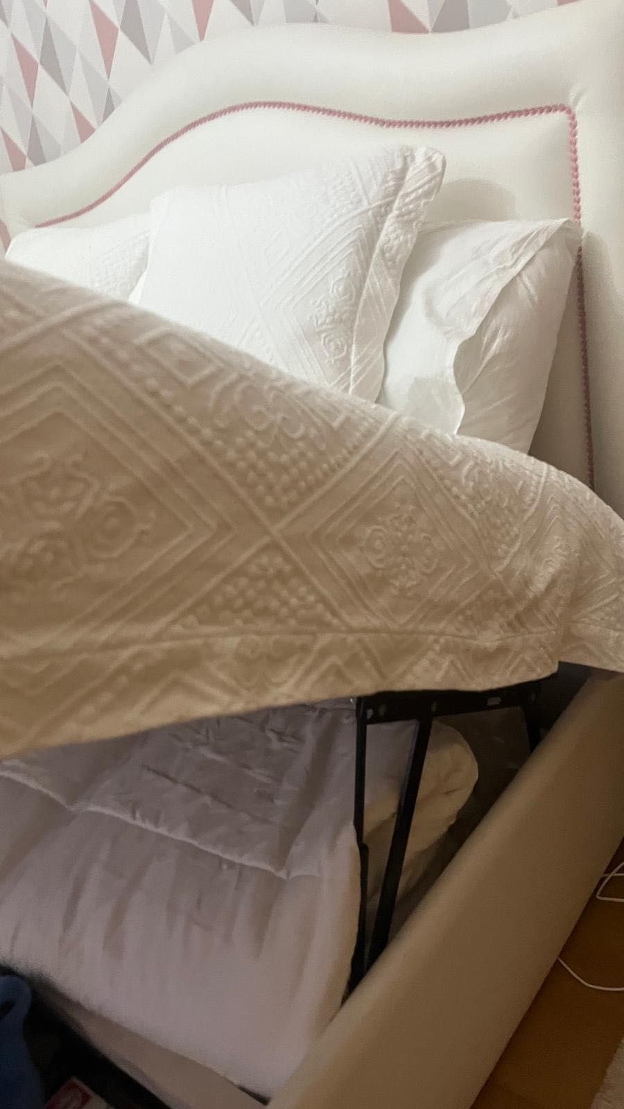 Cama polipele branca com estrado elevatório